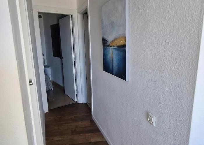 Hébergement de vacances Warm & Cozy With Lovely Sea View *